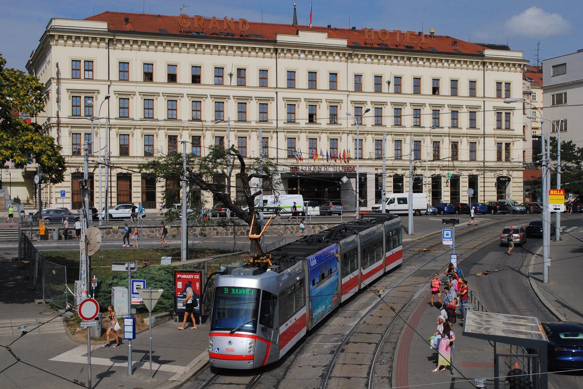 Tw.1930 als Linie 9 nach Julianov bei der Einfahrt in die Haltestelle Hlavni Nadrazi. (15.08.2022)