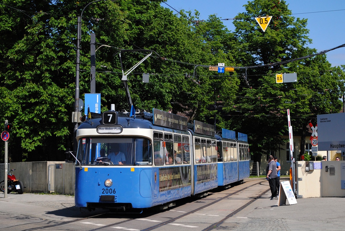 Tw.2006 + Bw.3004, in der Ständlerstraße bei der Ausfahrt aus der MVG - Hauptwerkstätte. (08.06.2019)