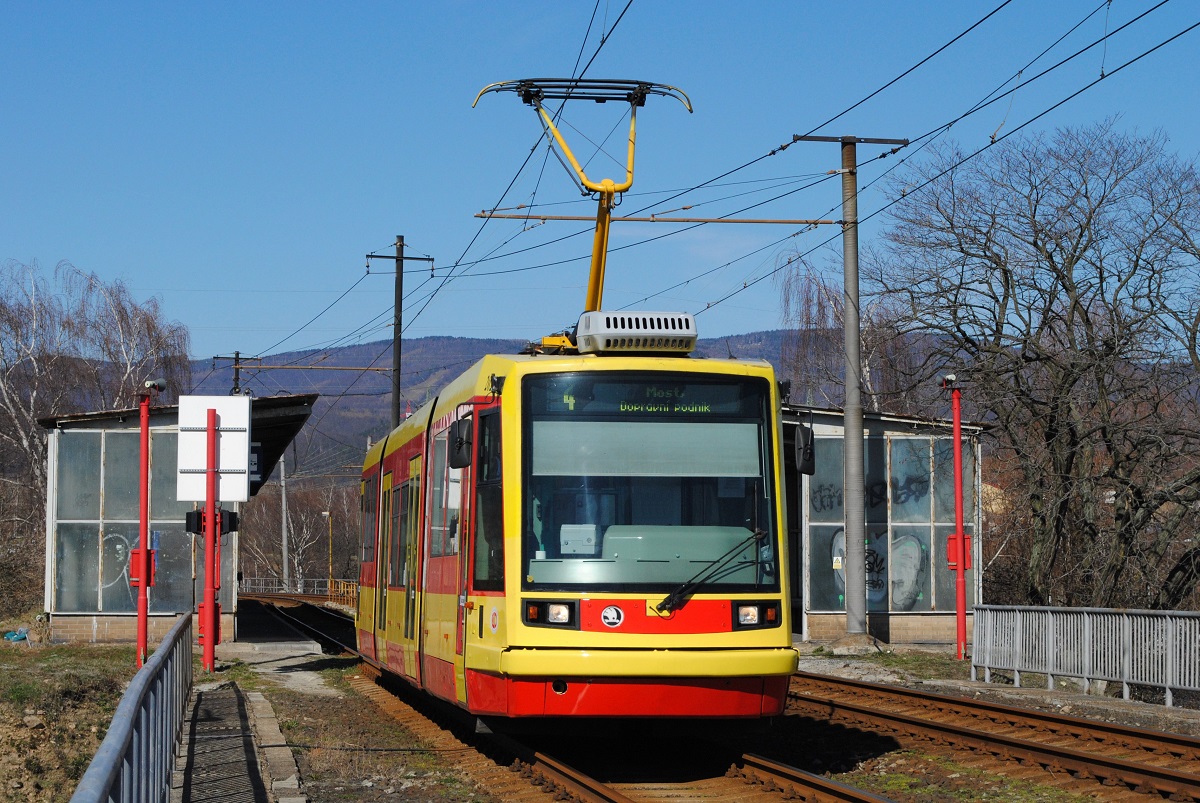 Tw.202 bei der Ausfahrt aus der Haltestelle Petrochemie, die eine in unmittelbarer Nähe gelegene Raffinerie erschließt. (20.03.2019)