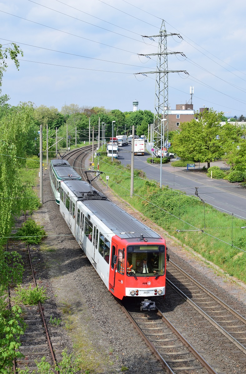 Tw2031 und 7577 waren am 1.Mai auf Sonderfahrt in und um Köln. Hier durchfahren sie den Bahnhofsteil Berzdorf.

Berzdorf 01.05.2022