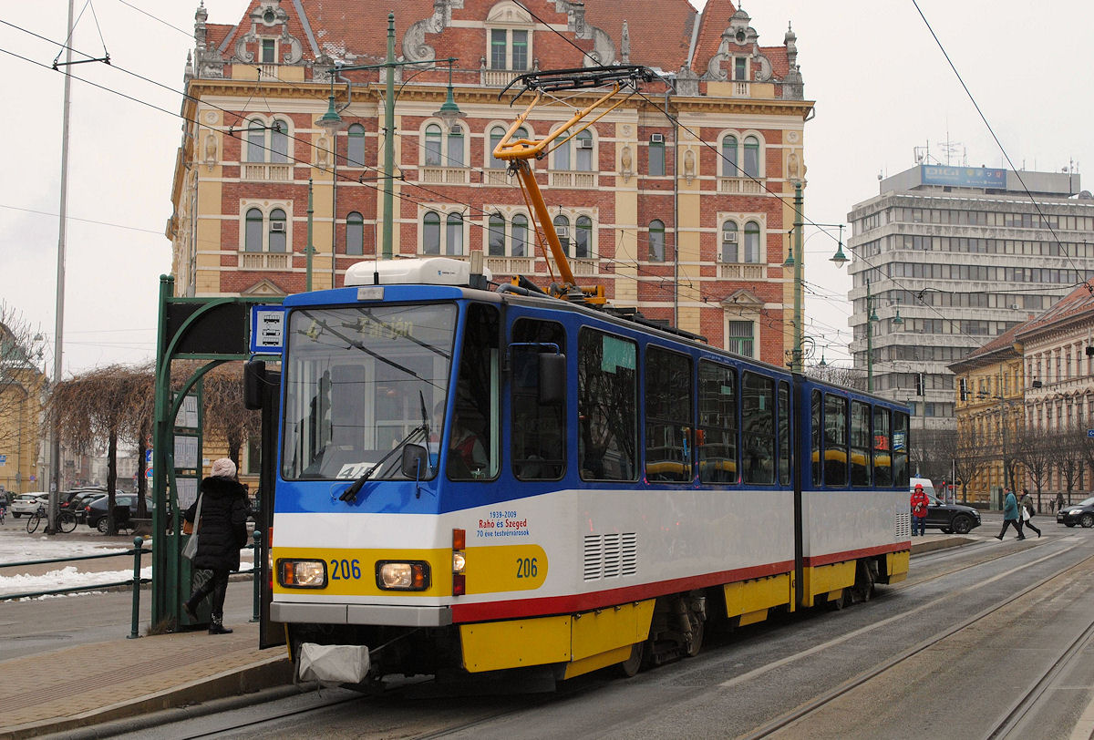 Tw.206 an der Kreuzung Tisza Lajos krt./ Kossuth Lajos sgt., im Hintergrund das Gebäude der MAV - Direktion Szeged. (28.01.2017)