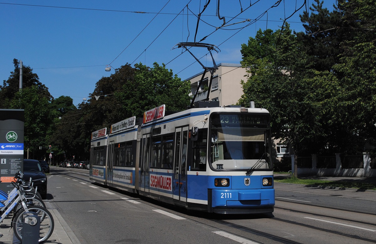 Tw.2111 als ausrückender Zug der Linie 23 in der ausschließlich als Betriebsstrecke genutzten Parzivalstraße. (09.06.2019)