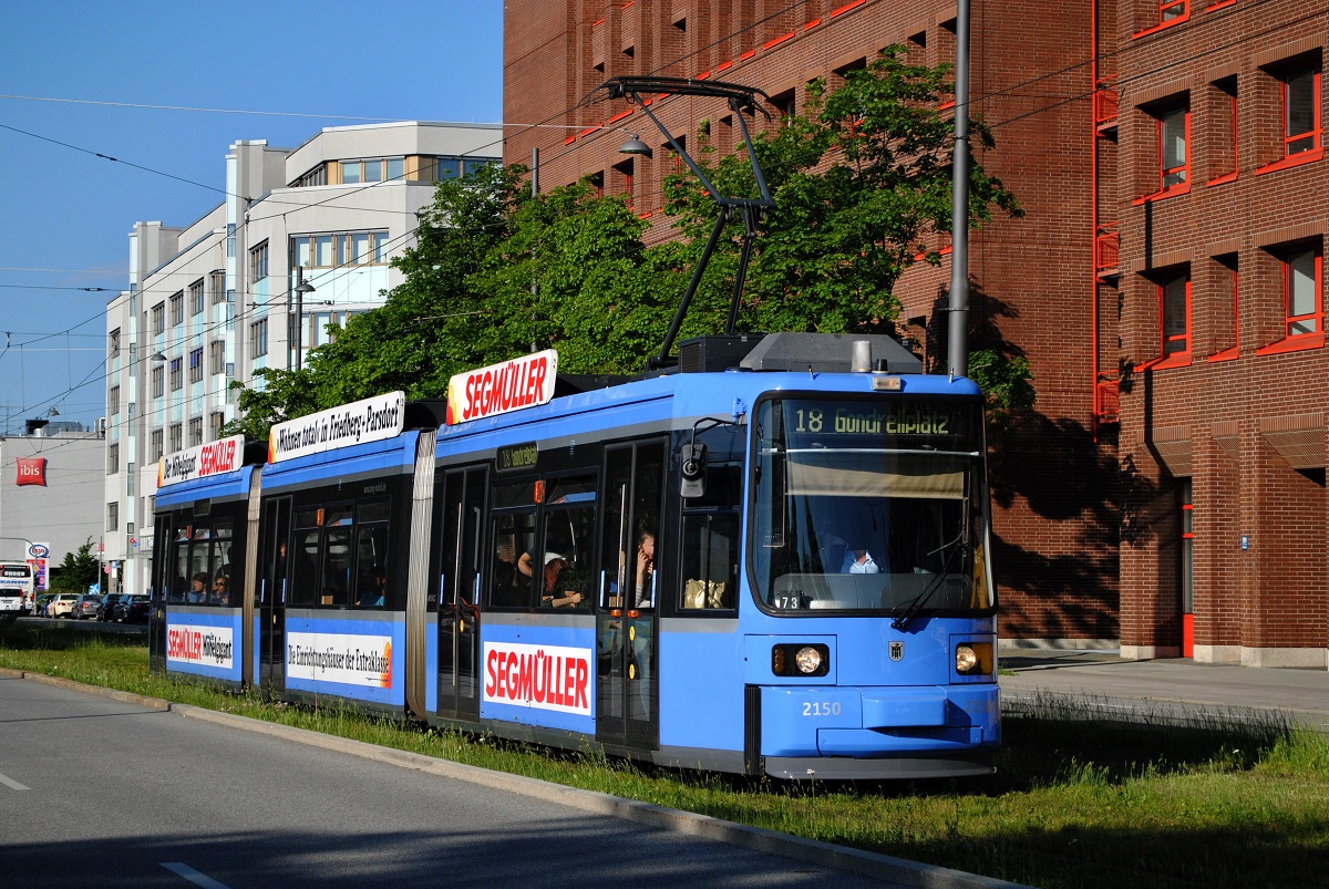 Tw.2150 fährt als Linie 18 in der Westendstraße in Richtung Gondrellplatz. (08.06.2019)