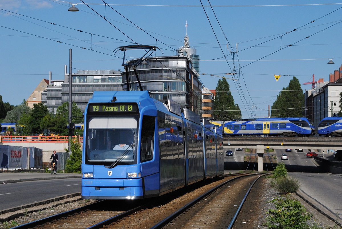 Tw.2207 in der Landsberger Straße kurz vor der Haltestelle  Am Lokschuppen . (08.06.2019)