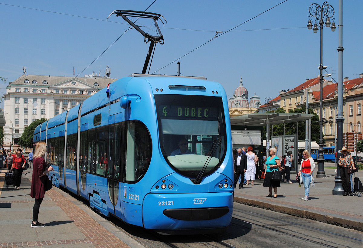Tw.22121 als Linie 4 nach Dubec vor dem Zagreber Hauptbahnhof. (15.06.2017)