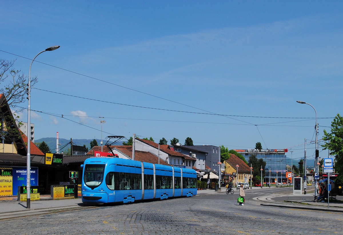 Tw.22127 der Linie 4 erreicht soeben die Endstelle Savski Most. (27.04.2025)