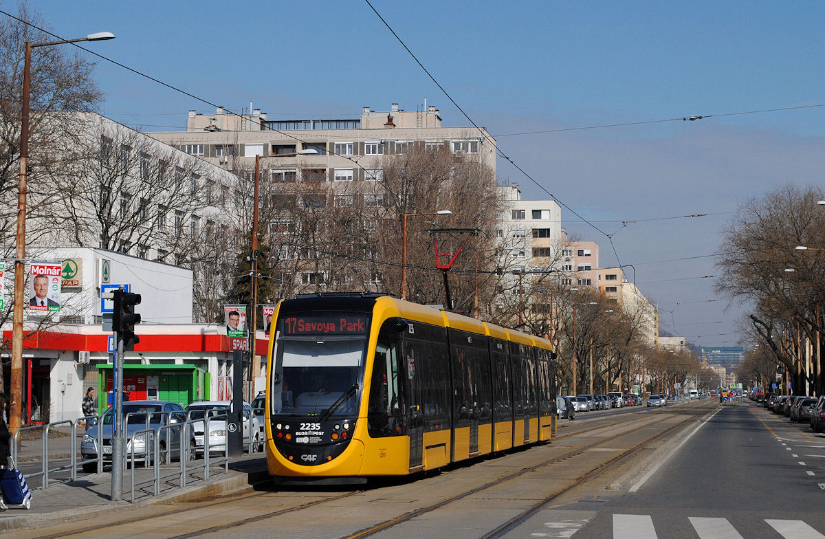 Tw.2235 in der Fehervari ut auf Höhe der Haltestelle Galvani ut. (10.03.2018)