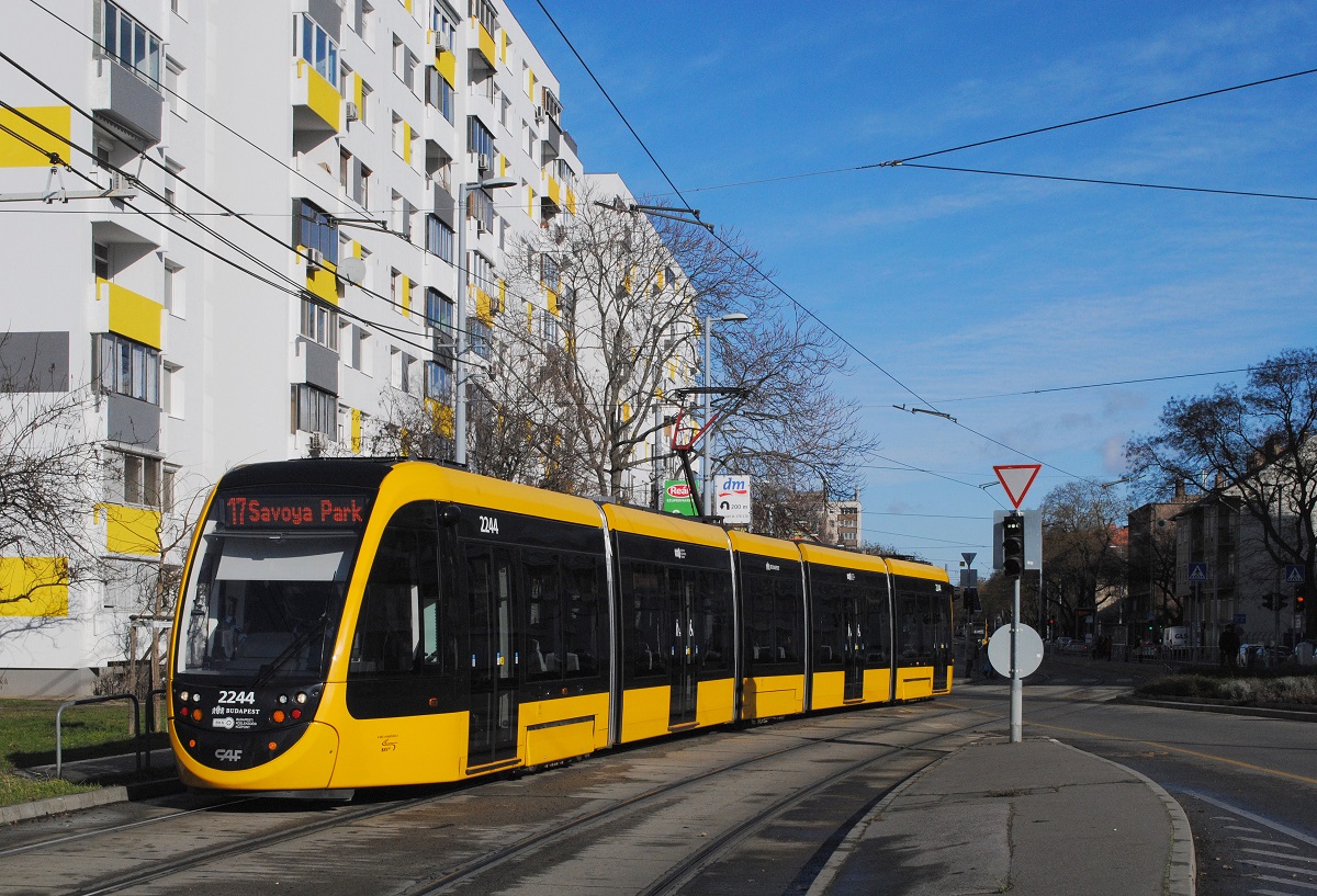 Tw.2244 als Linie 17 in der Fehervari ut auf der Fahrt zur Endstelle Savoya Park. (31.01.2023)