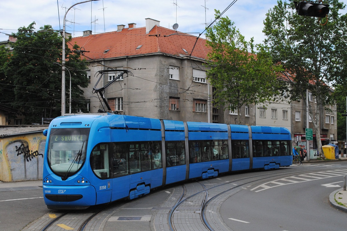 Tw.2250 biegt aus der Ul. Republike Austrije in die Jagiceva ul. ein. (31.05.2019)