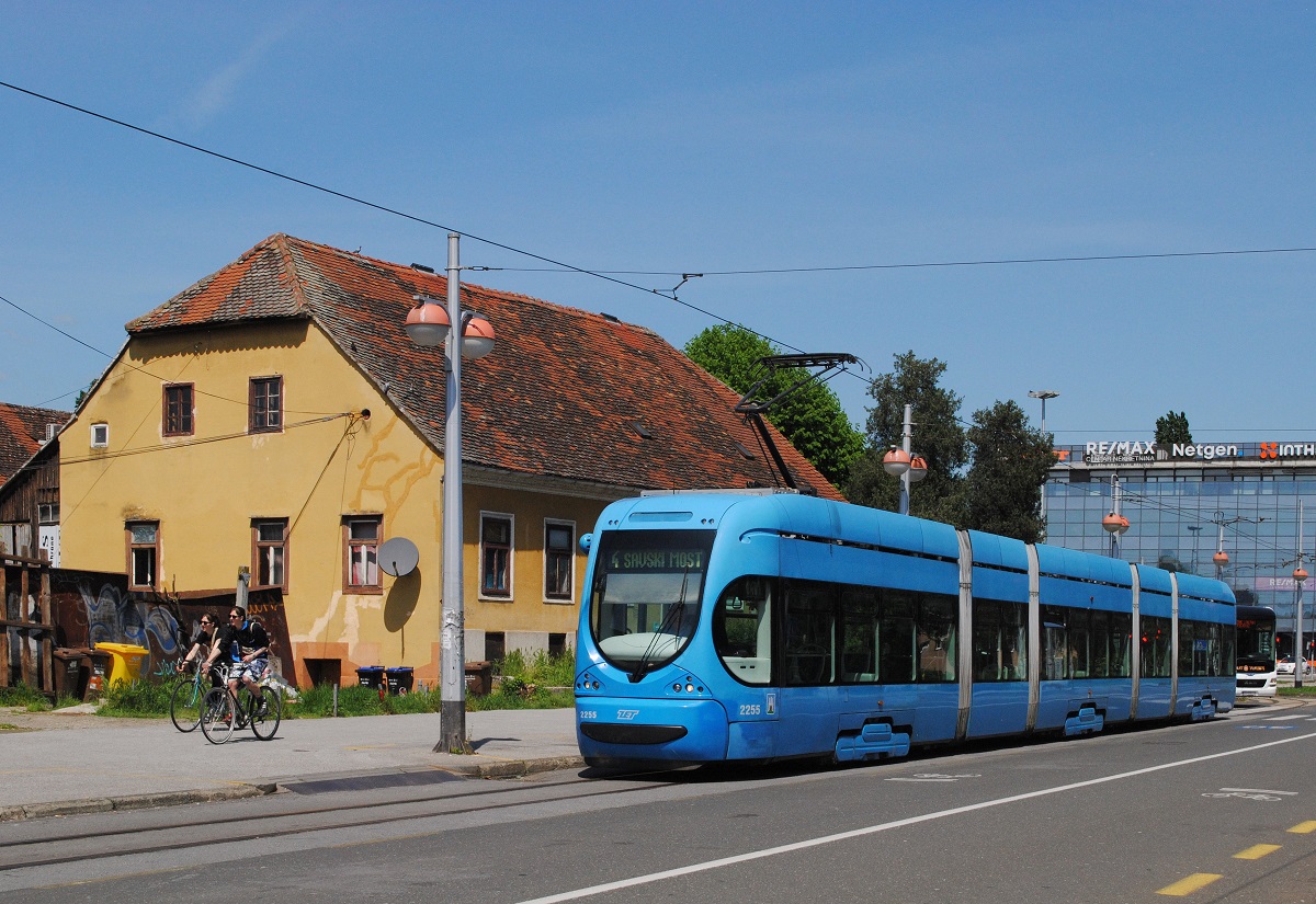 Tw.2255 kurz vor der Endstelle Savski Most. (27.04.2025)