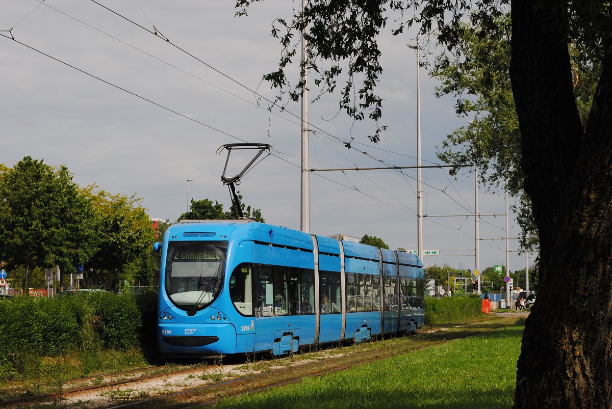 Tw.2256 in der Ul. Grada Gospica zwischen den Haltestellen Caviceva und Getaldiceva. (31.05.2019)