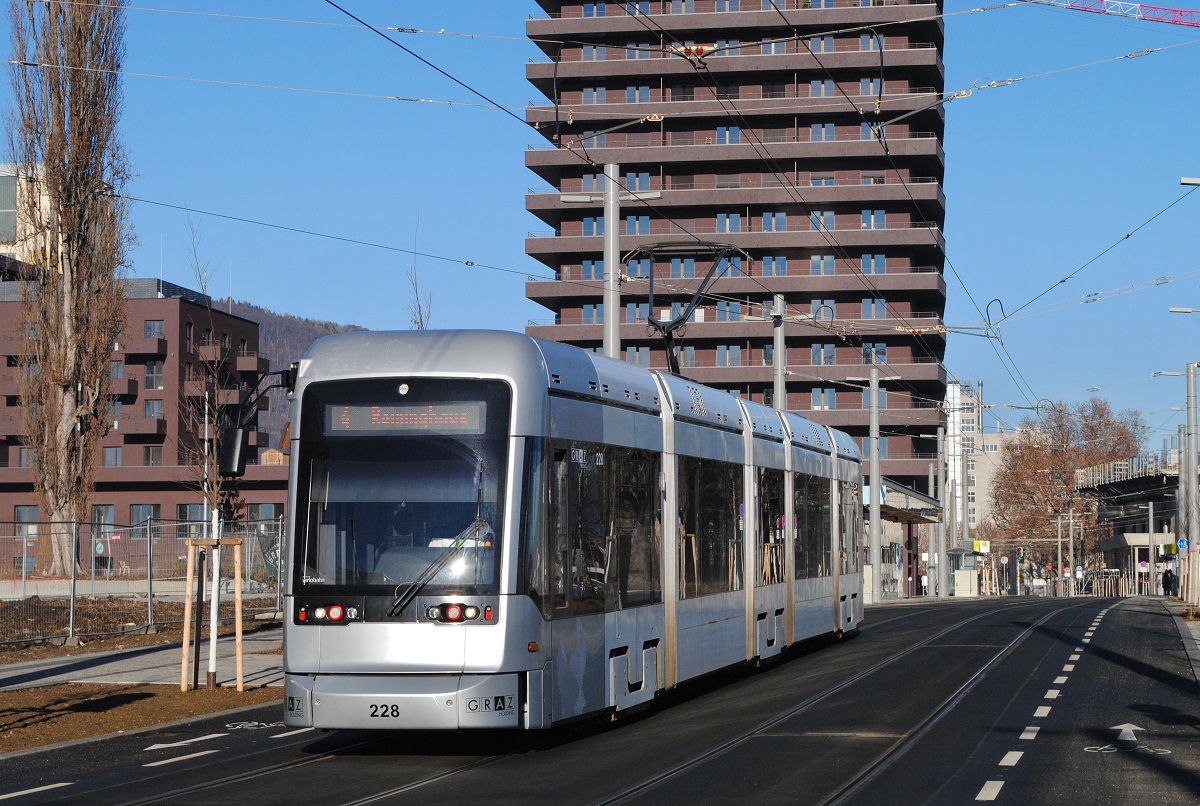 Tw.228 hat als Linie 4 soeben die Haltestelle Reininghauspark verlassen. (31.12.2021)
