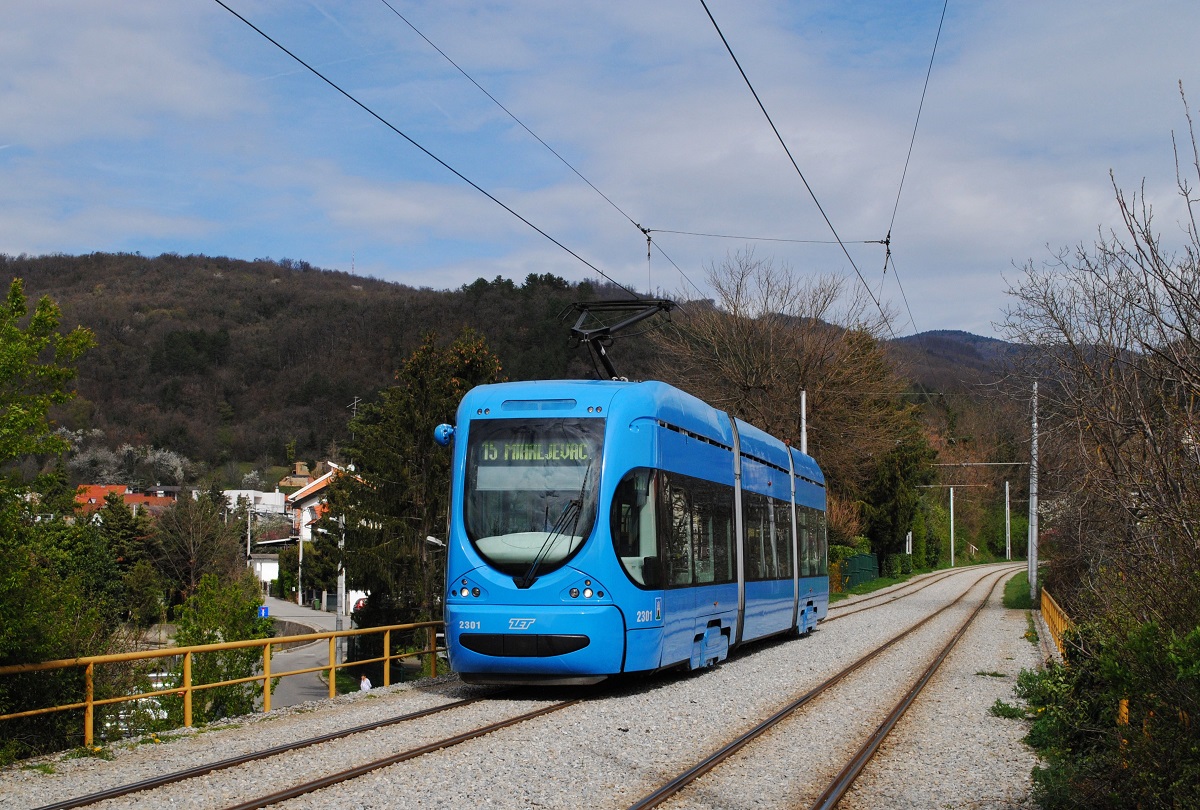 Tw.2301 überquert auf der Fahrt nach Mihaljevac das Viadukt im Vorort Gracani. (23.03.2024) 