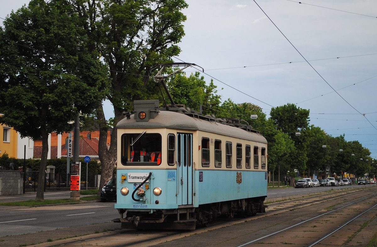 Tw.231 der WLB abseits seiner Stammstrecke als Zubringer zum Tramwaytag 2019 in der Simmeringer Hauptstraße auf Höhe Zentralfriedhof 3. Tor. (11.05.2019)