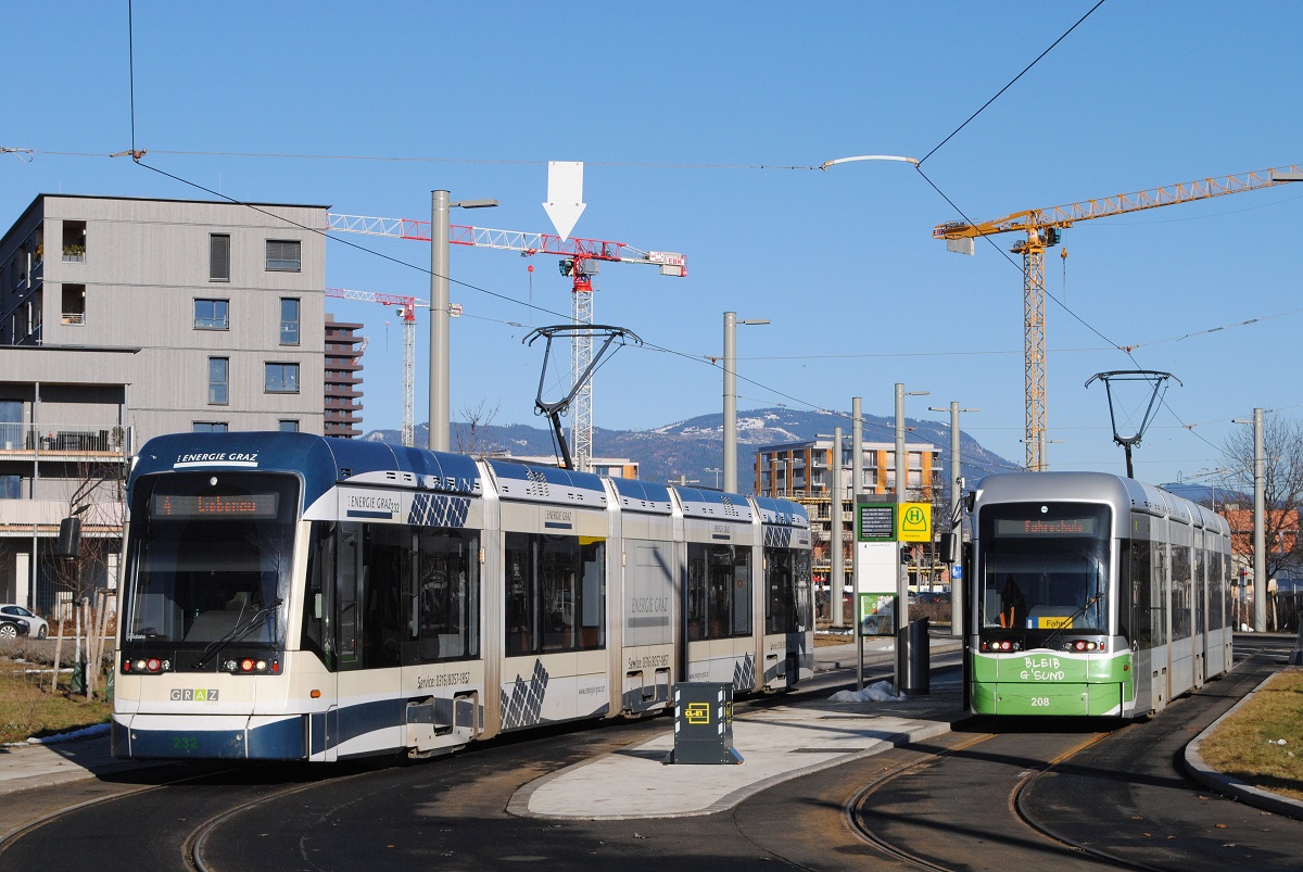 Tw.232 als Linie 4 nach Liebenau und Tw.208 als Fahrschule in der Endstelle Reininghaus. (18.12.2021)
