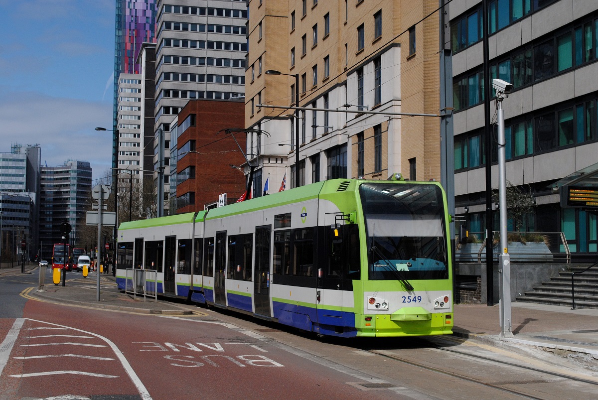 Tw.2549 in der Wellesley Road im Zentrum Croydons. (17.04.2018)