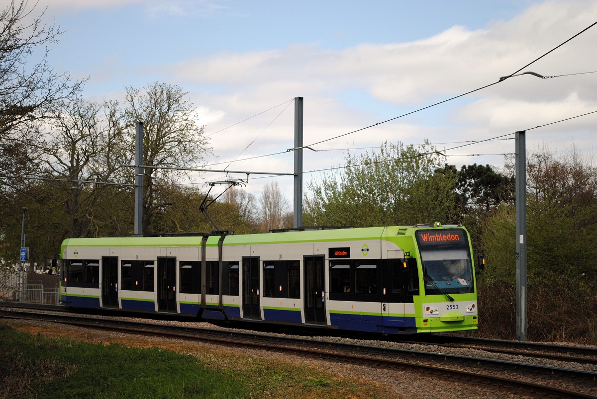 Tw.2552 im Waldstück zwischen den Haltestellen Harrington Road und Arena auf der Fahrt nach Wimbledon. (17.04.2018)