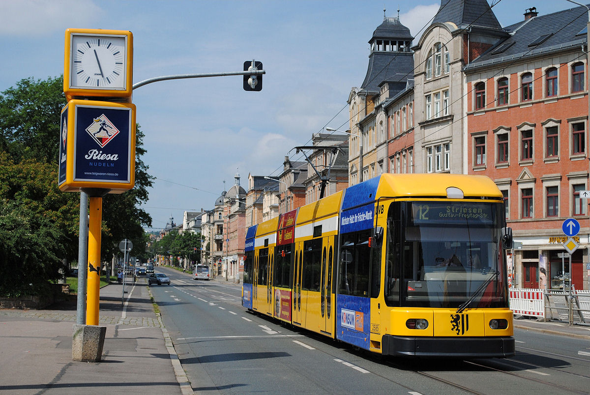 Tw.2585 der Zweirichtungsvariante der Type NGT 6 DD hält in der Kesselsdorfer Straße an der Haltestelle Bünaustraße. (14.06.2015 )