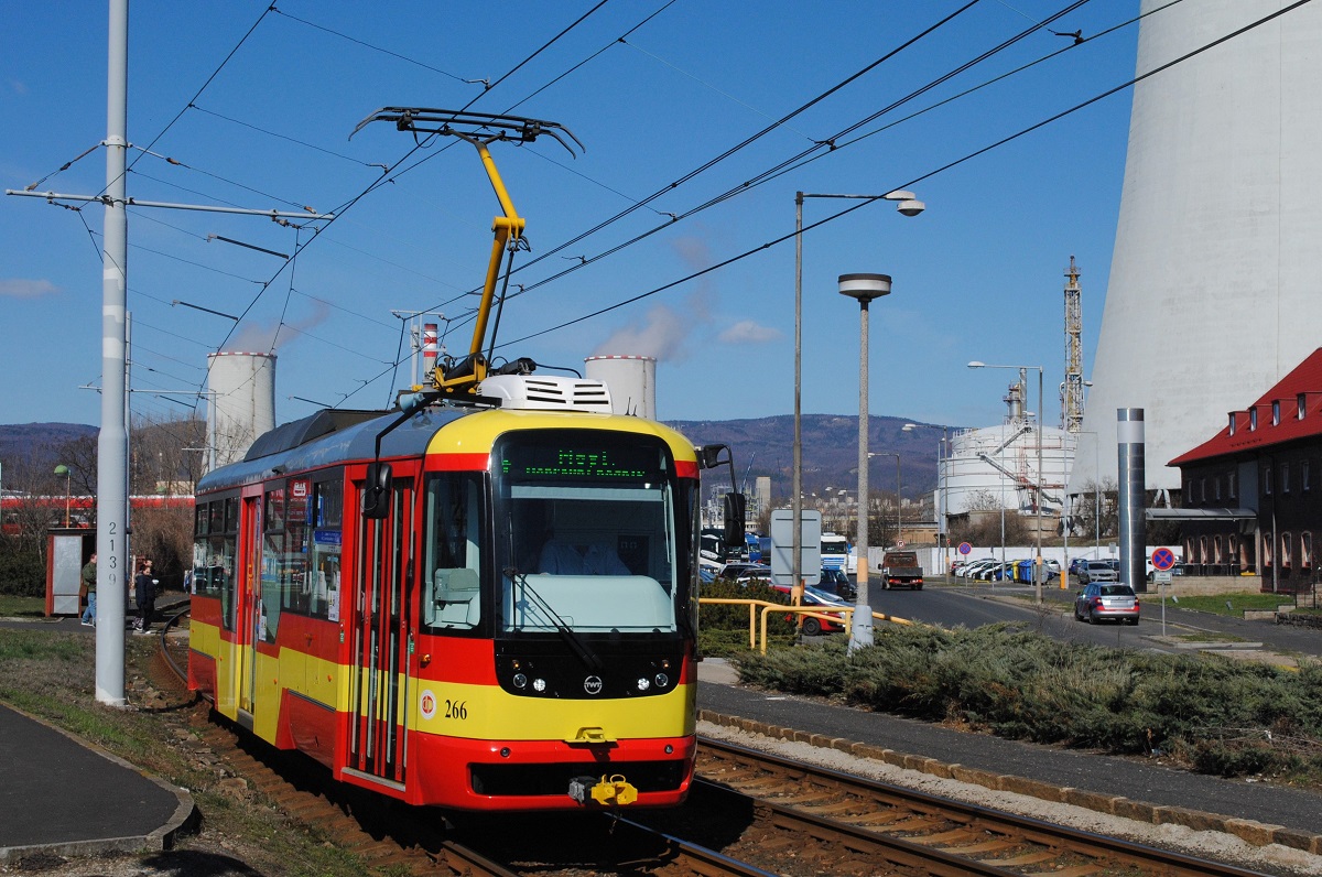 Tw.266 in der Haltestelle Zdravotni strediske im Industriegebiet Zaluzi, das ungefähr in der Mitte zwischen Most und Litvinov liegt. (20.03.2019)