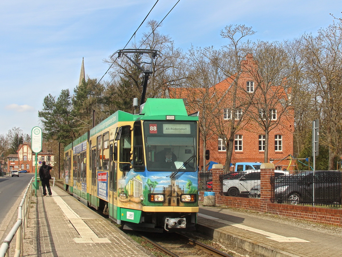 Tw27 auf der Linie 88 gen Alt-Rüdersdorf als Endhaltestelle, aufgenommen in Höhe des Rathaus Rüdersdorf am 09. April 2021.