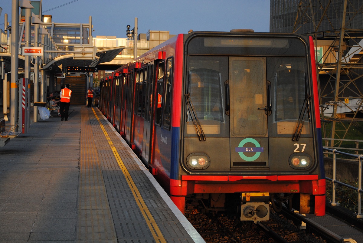 Tw.27 in der Haltestelle Royal Albert. (20.04.2018)