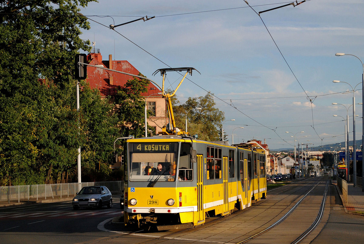 Tw.298 fährt als Linie 4 in der Karlovaska in Richtung Košutka. (18.09.2015)