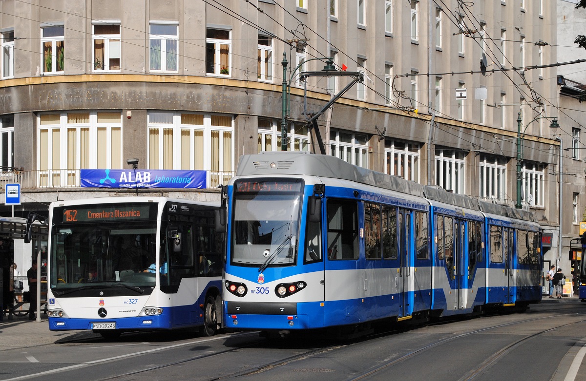 Tw.305 und ein Bus der Linie 152 in der ul. Basztowa an der Haltestelle Stary Kleparz. Hinter dem Tw. 305 verbirgt sich der ex. Düsseldorfer Tw. 3042 aus dem Jahr 1974, der 2010 nach Krakau kam wo er umfassend modernisiert wurde. (16.08.2021)