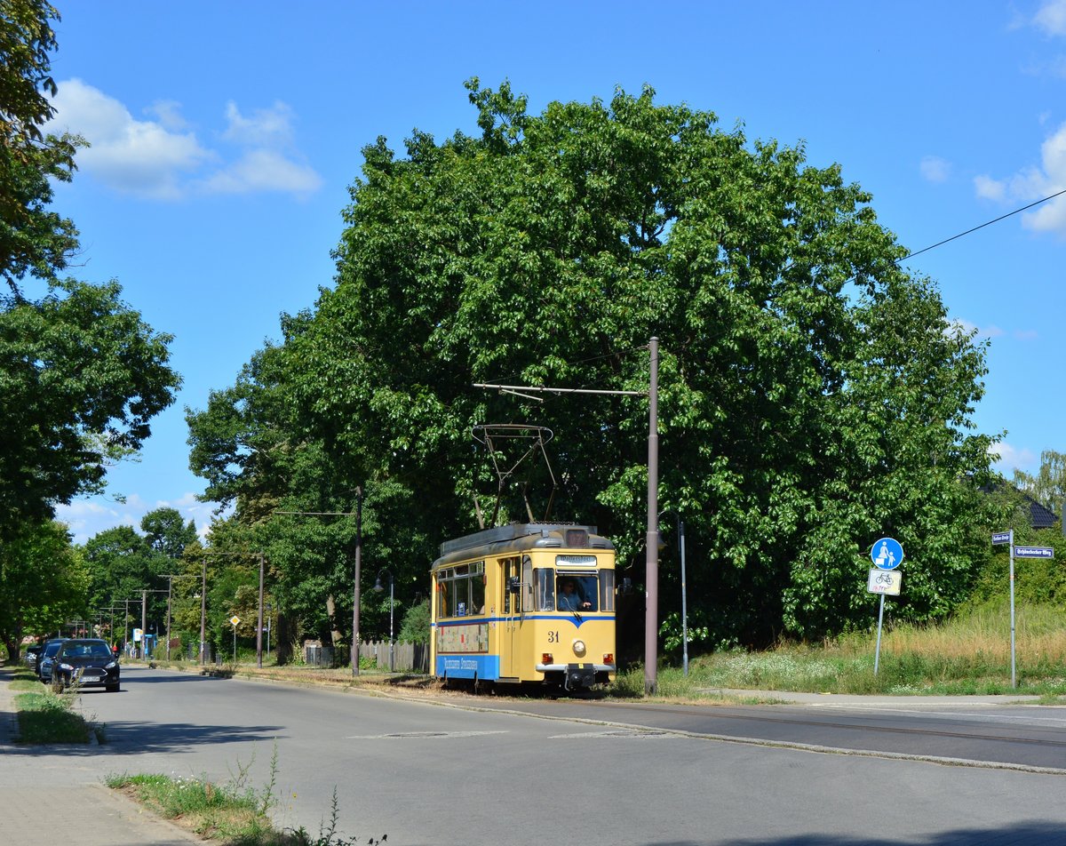 Tw31 Baujahr 1959 passiert die Kreuzung Schönebecker Weg, Berliner Straße auf den Weg nach Woltersdorf.

Woltersdorf 25.07.2018