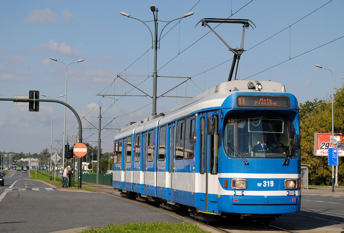 Tw.319 (ex. Düsseldorf 3056) erreicht in der ulica Lipska die Haltestelle Rzebika. (18.09.2017)