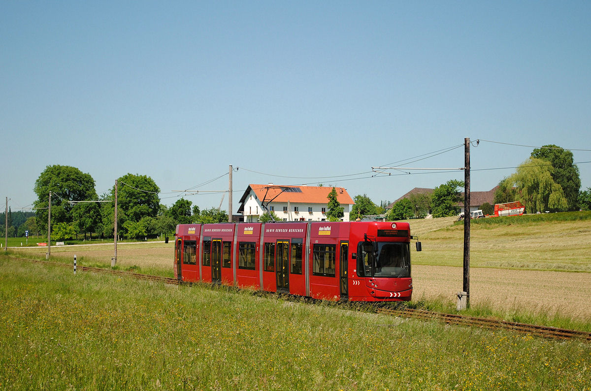 Tw.320 kurz vor der neu errichteten Haltestelle Lembergweg. (05.06.2015 )