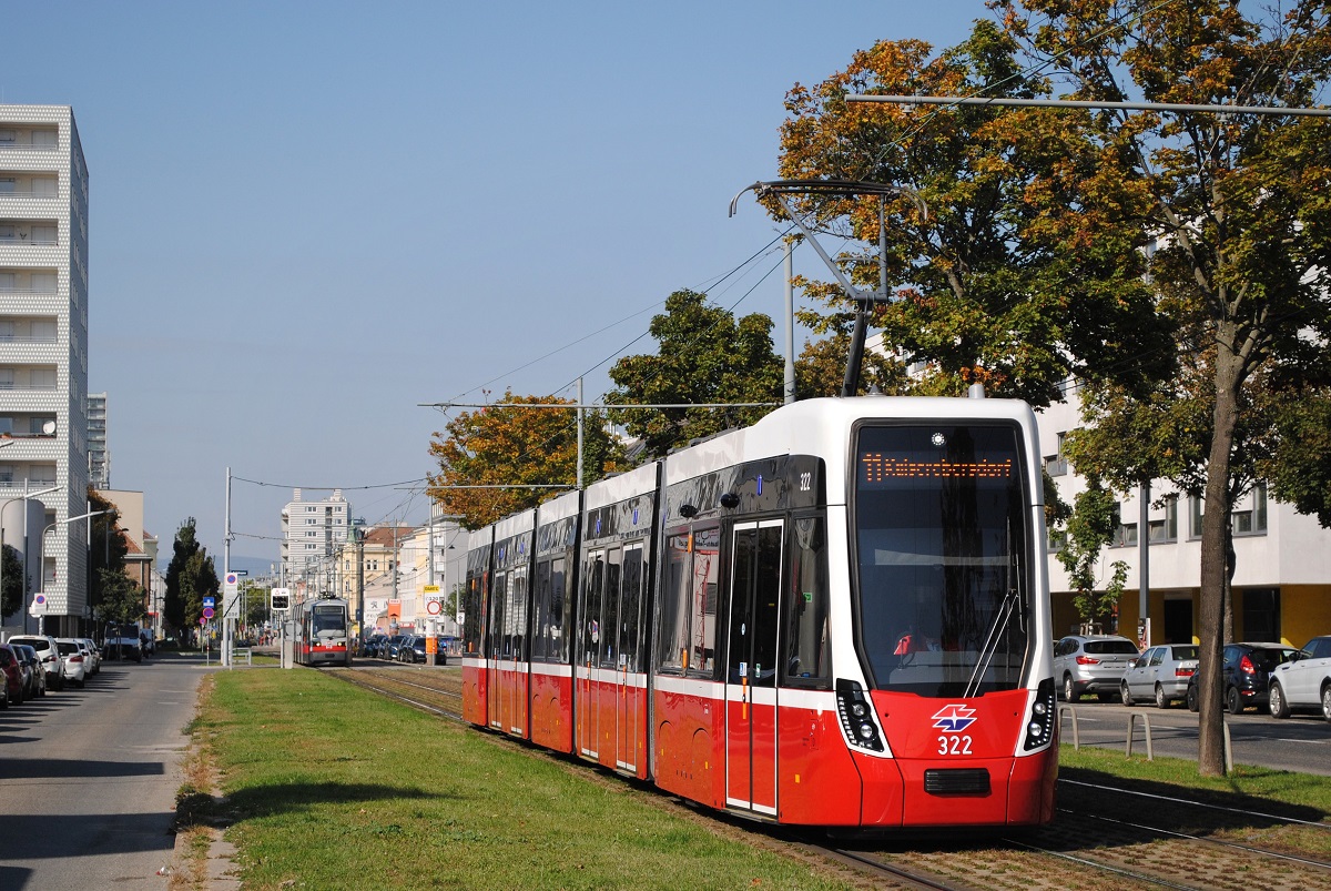 Tw.322 nähert sich in der Simmeringer Hauptstraße der Haltestelle Weißenböckstraße. (09.10.2021)