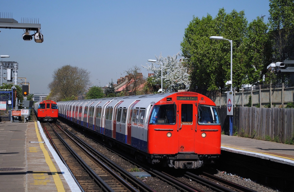 Tw.3250 des  1972 Mk II Stock  erreicht auf der Bakerloo Line die Haltestelle Harlesden. (19.04.2018)