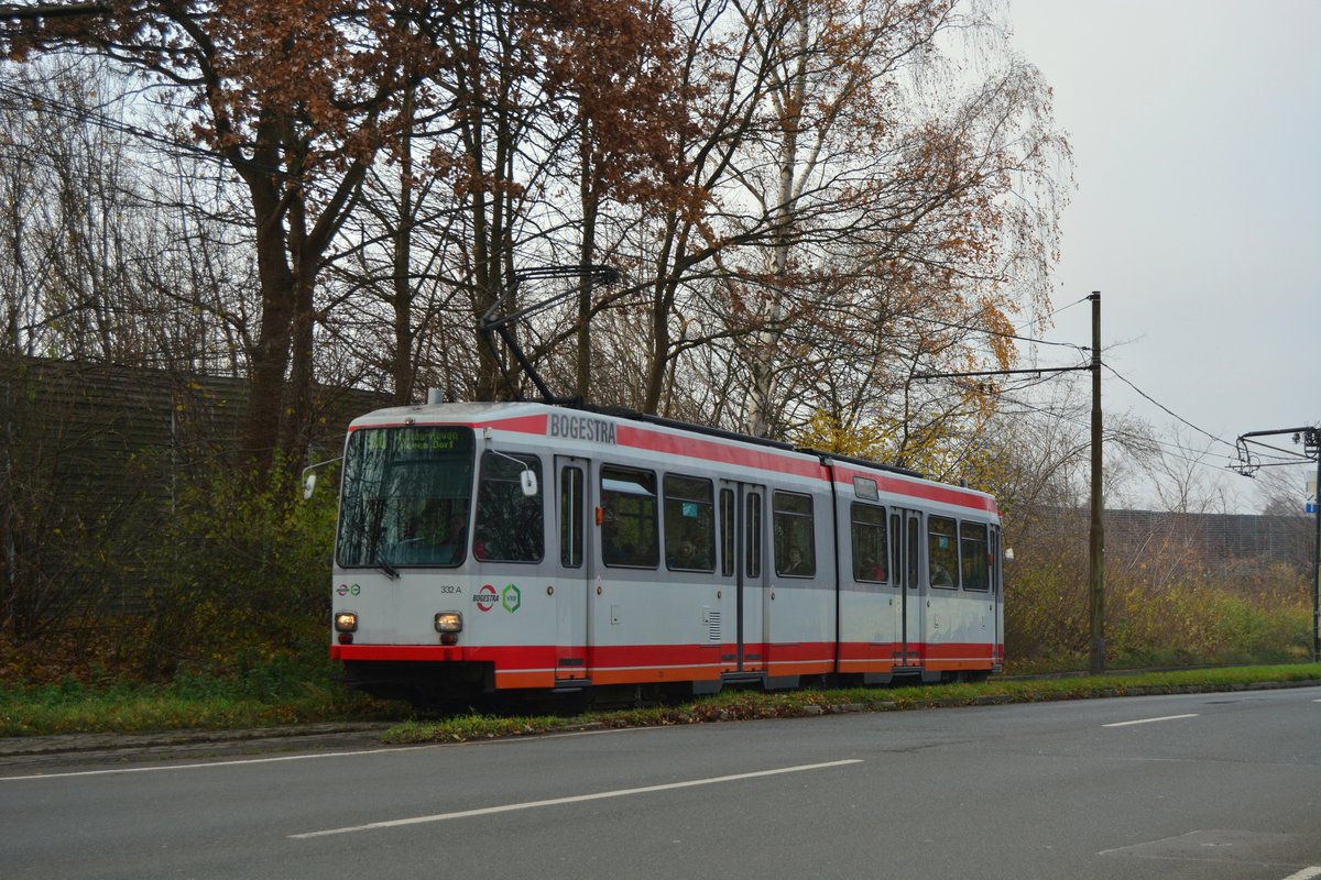 Tw332 rauscht entlang der Baroper Straße zur Haltestelle am Honnengraben. Zum Fahrplanwechsel und der Stilllegung zwischen Papenholz und Bochum Unterstraße wurden restlichen 1976 und 1977 gebauten M6S Triebwagen abgestellt. Nun verkehren hier neue Vario Triebwagen des Types 6xNfGlTwZR. Zwischen Crengeldanz und Witten Heven besteht nun Inselverkehr. Der Abschnitt Crengeldanz bis Unterstraße bleibt vorerst Betriebsstrecke. 

Bochum 30.11.2019