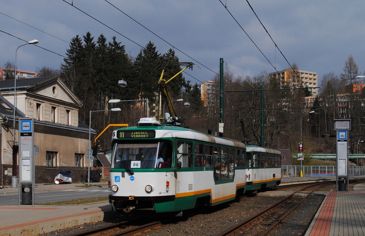 Tw.35 + 27 in der Haltestelle Brandl, im Hintergrund erkennt man bereits die ersten Wohnblöcke von Jablonec. (22.03.2019)