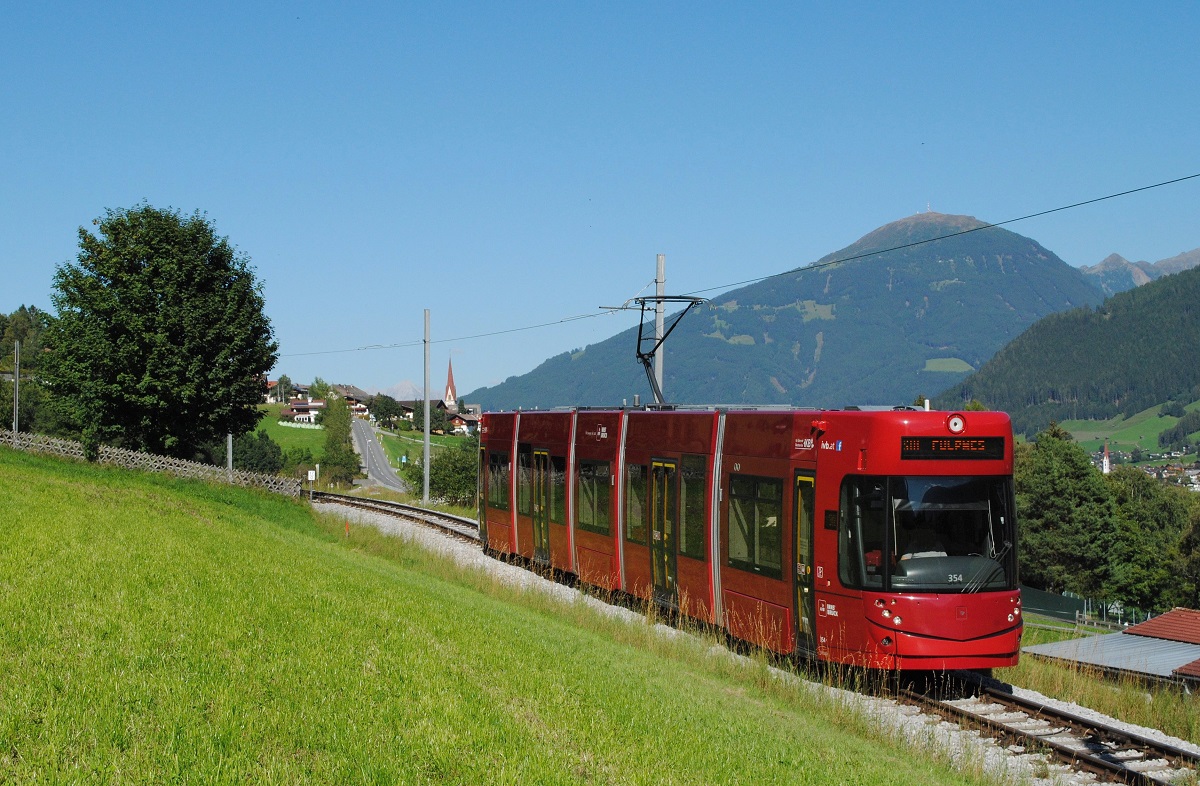 Tw.354 zwischen der Haltestelle StuBay und dem Endpunkt Fulpmes, im Hintergrund erkennt man den Ortskern von Telfes. (09.09.2020)
