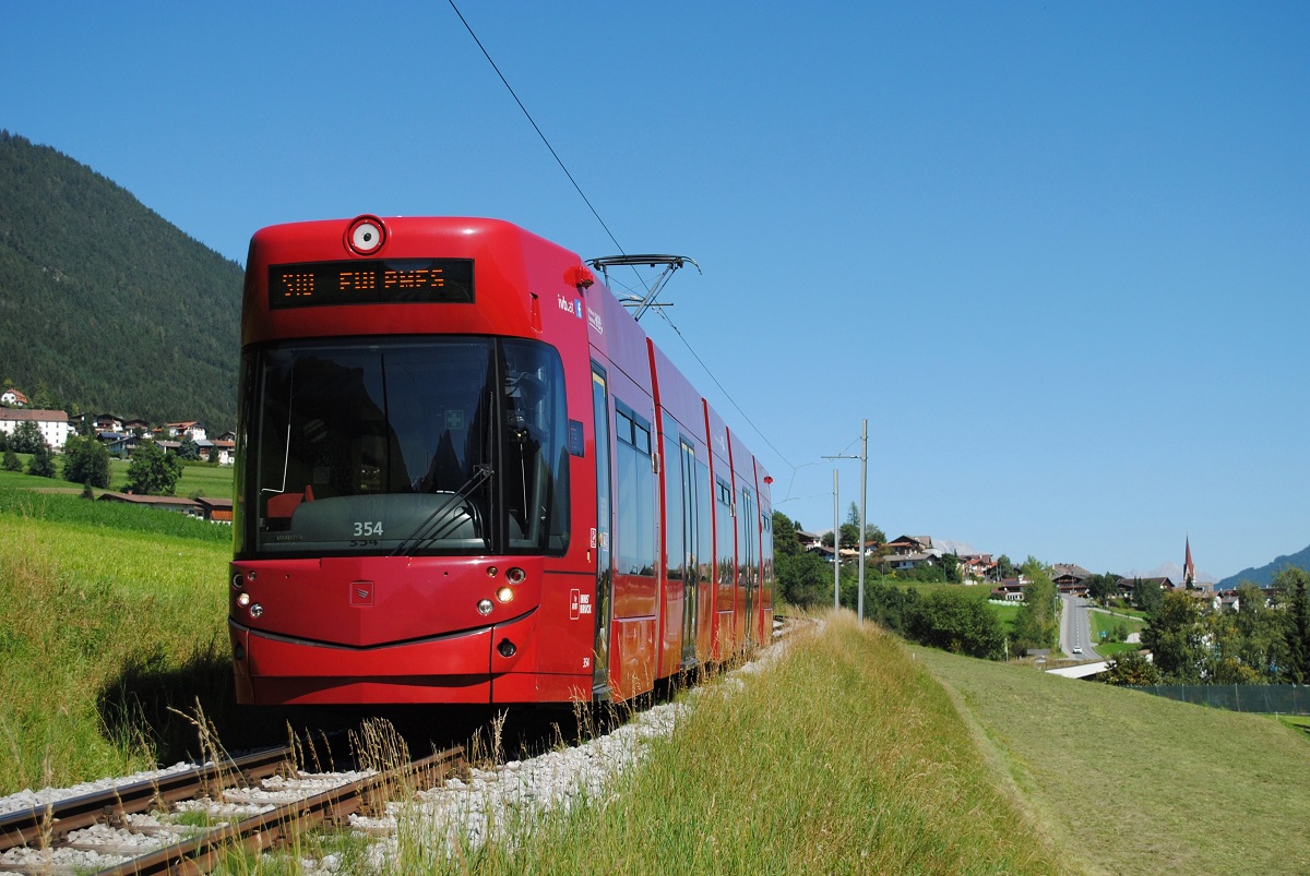 Tw.354 zwischen der Haltestelle StuBay und dem Endpunkt Fulpmes, im Hintergrund erkennt man den Ortskern von Telfes. (09.09.2020)