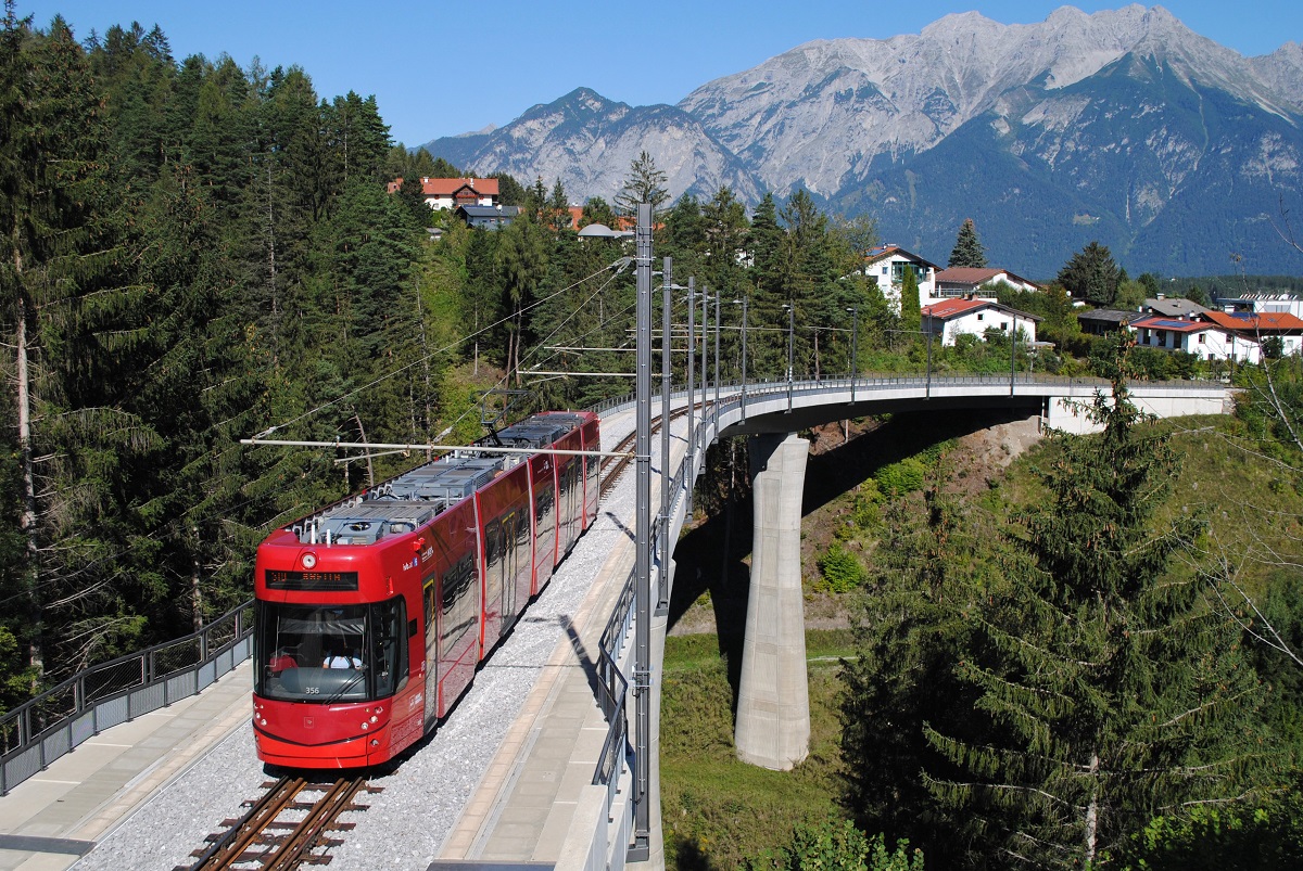 Tw.356 überquert bei Mutters das Mühlbachviadukt. (09.09.2020)