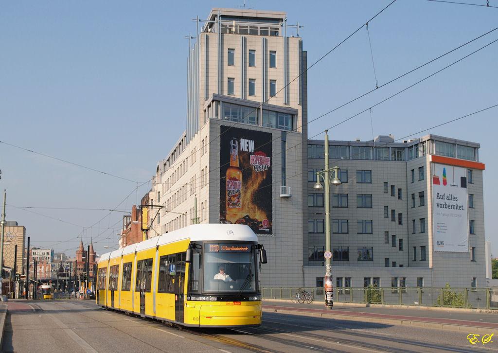 Tw.4019 der Linie M10 verlt die Stumpfendstelle Warschauerstrae.(09.06.2013)