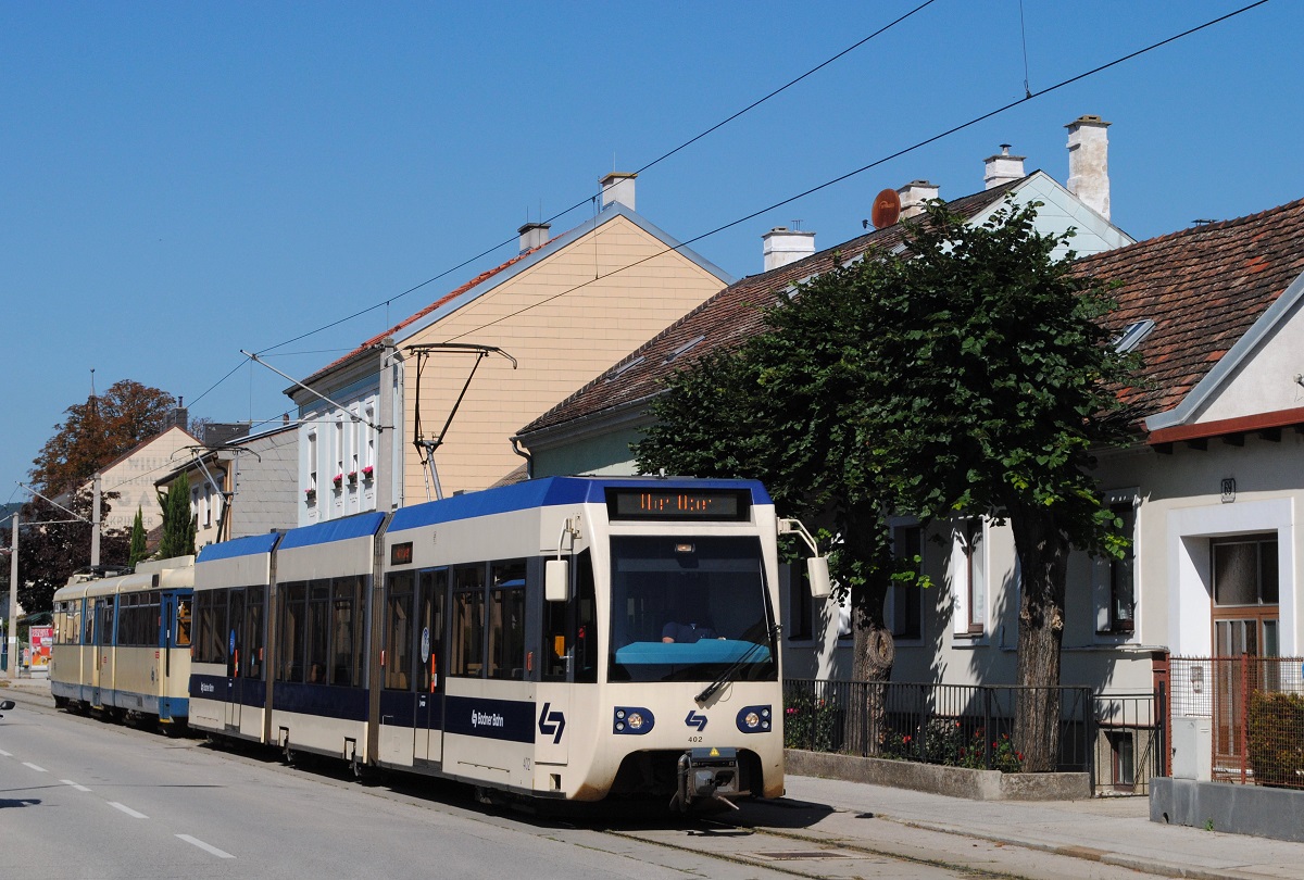 Tw.402 + 121, Baden, Waltersdorfer Straße. (03.09.2021)