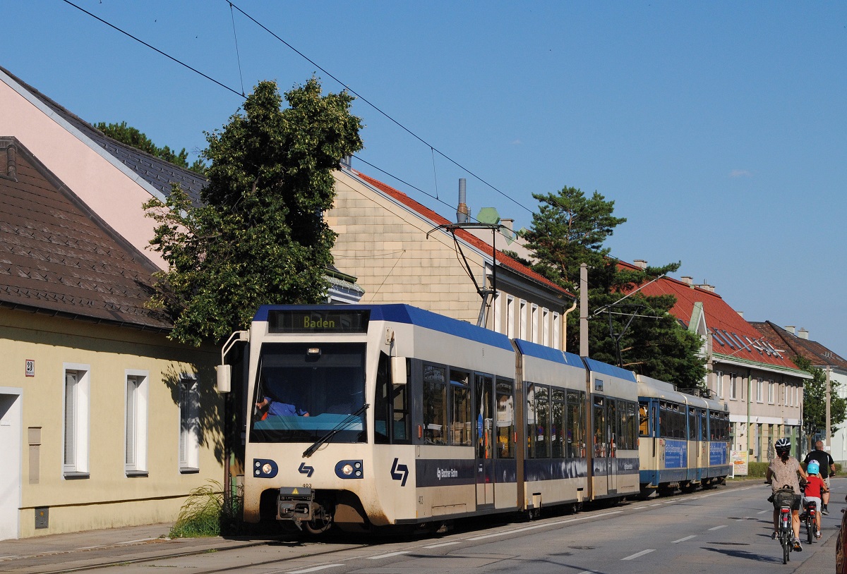 Tw.403 + 105 in der Waltersdorfer Straße auf dem Weg nach Baden - Josephsplatz.(03.07.2021)