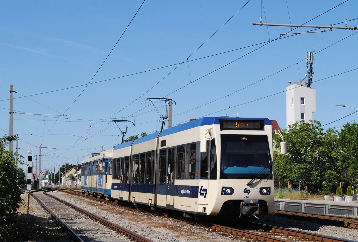 Tw.406 + 120 bei der Einfahrt in den Bahnhof Traiskirchen - Lokalbahn. (10.07.2021)