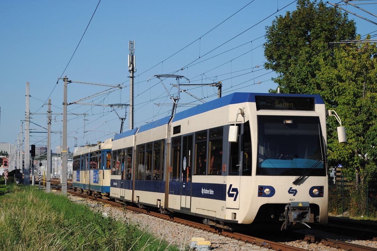 Tw.407 + 103 auf der Fahrt nach Baden kurz vor der Haltestelle Wien - Neuerlaa.(03.09.2021)