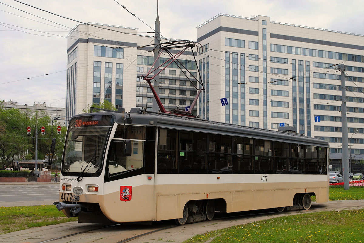Tw.4077 verbringt im Einsatz auf der Linie 38 seine Ausgleichszeit in der Wendeschleife Metro  Proletarskaja . (20.05.2017)