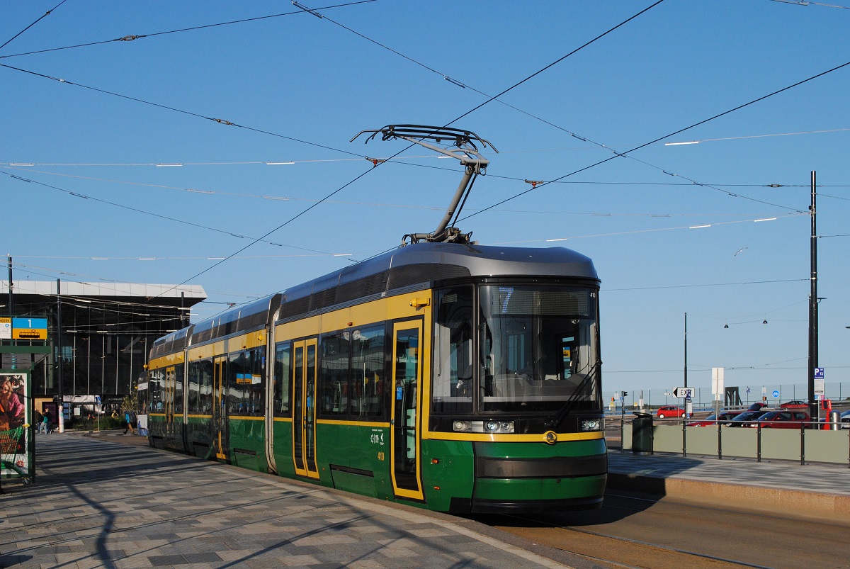 Tw.410 hat soeben als Linie 9 die Endstelle Länsiterminaali T2 erreicht, um anschließend als Linie 7 die Fahrt wieder ins Stadtzentrum fortzusetzen. (07.06.2023)