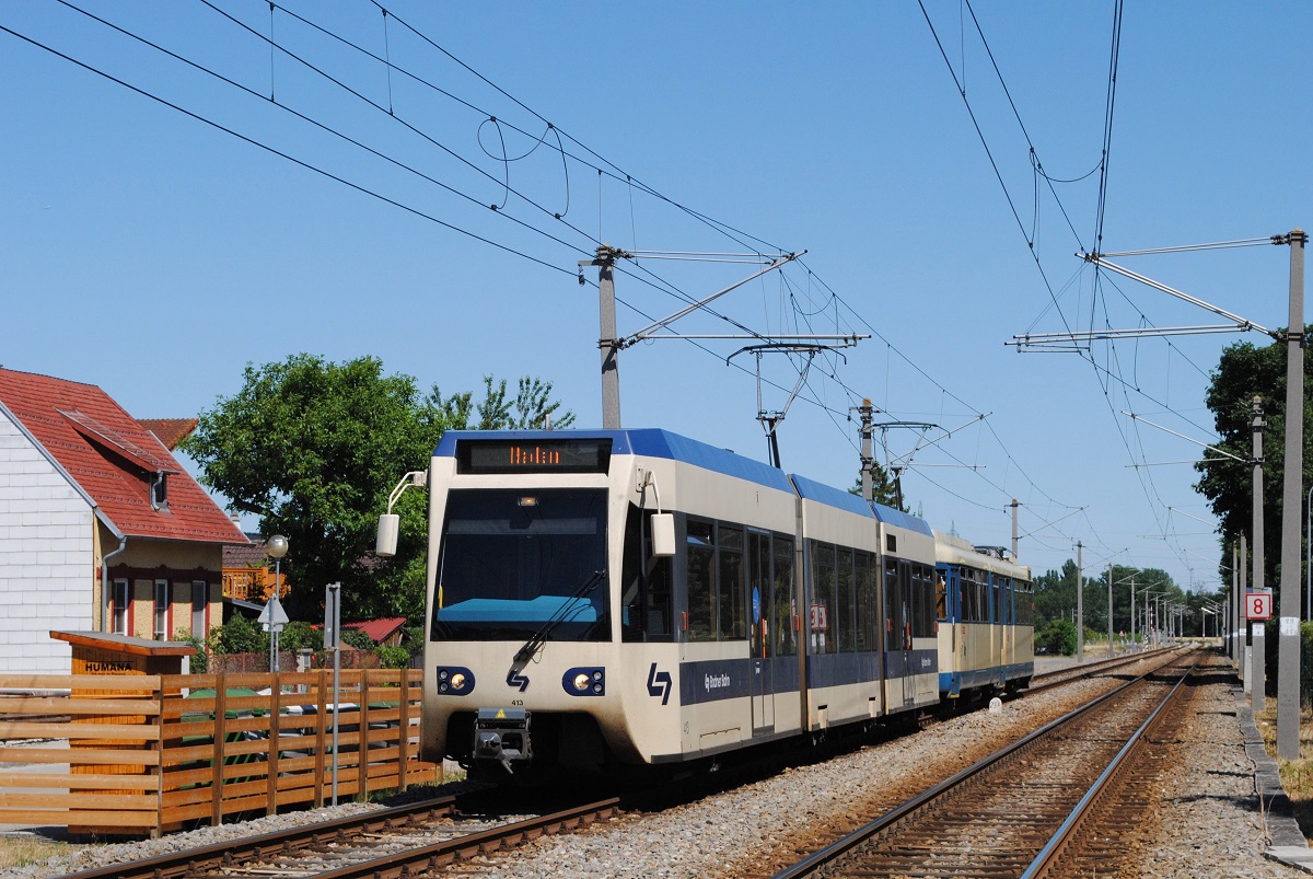 Tw.413 + 121 bei der Einfahrt in die Haltestelle Tribuswinkel - Josefsthal. (10.07.2021)