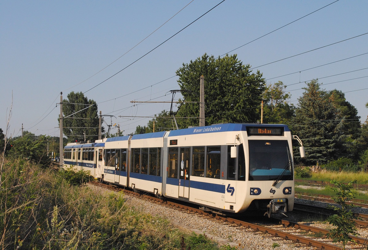 Tw.414 + 112 erreichen in Kürze die Haltestelle Baden - Landesklinikum. (08.08.2020)