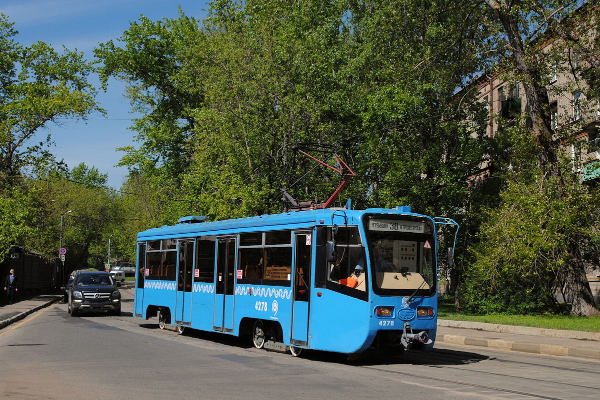Tw.4278 in der derzeit aktuellen Farbgebung der Moskauer Straßenbahn in der ulica Nova Zarja. (19.05.2017)
