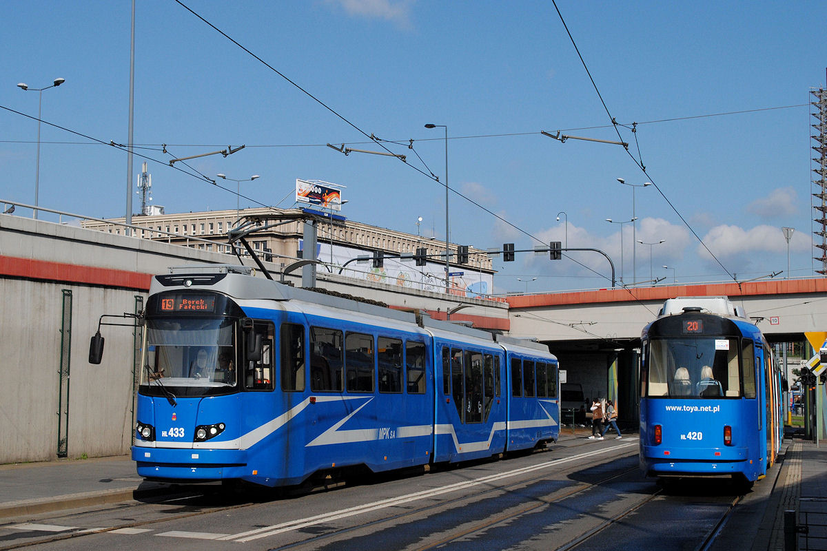 Tw.433 (ex. Wien E6 4924) und 420 (ex. Wien E6 4933), Rondo Mogielski. (18.09.2017)