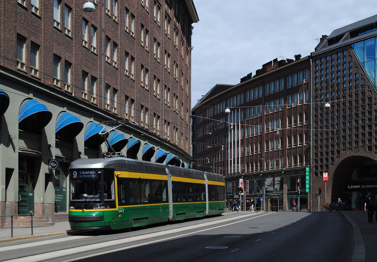 Tw.447 fährt als Linie 9 durch die steile Kaisaniemenkatu in Richtung Hauptbahnhof. (08.06.2023)