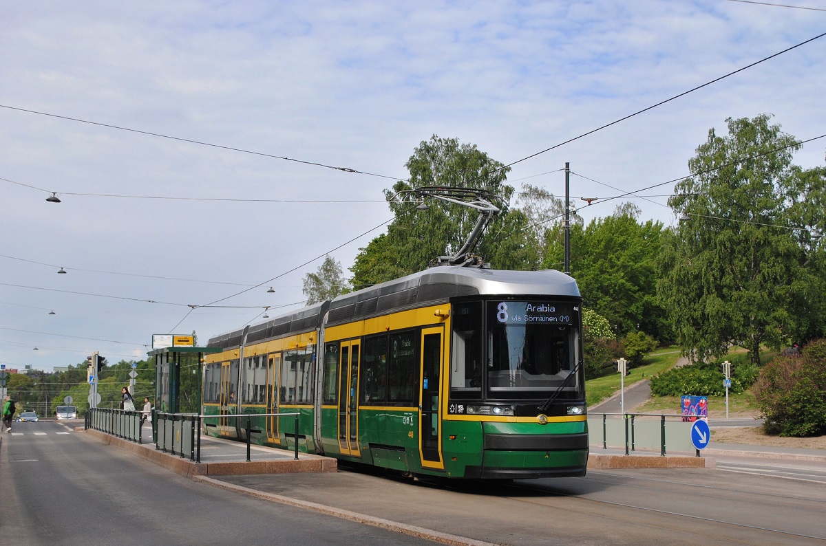 Tw.448 als Linie 8 in der Helsinginkatu bei der Ausfahrt aus der Haltestelle Linnanmäki (etelä). (06.06.2023)